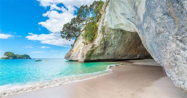 New Zealand mountain lake panoramic viewpoint